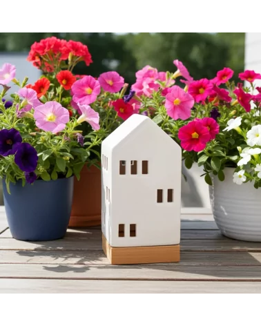 Lichthaus - Teelicht Haus - Dekoration Weihnachten - weiss-glänzend - 22,5 cm vor Blumen im Sommer