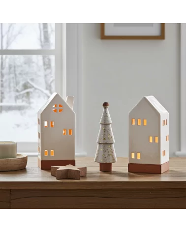 Lichthaus schmal - Teelicht Haus-Dekor - weiss-glänzend - Illustration mit Set im Winter vor Fenster