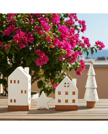 Set Weihnachten - Teelicht Haus, Stern, Baum - Dekoration in weiss/gold auf Terrasse vor Blumen im Sommer
