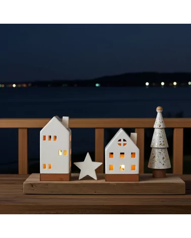 Set Weihnachten - Teelicht Haus, Stern, Baum - Dekoration in weiss/gold - auf Balkon im Sommer bleuchtet