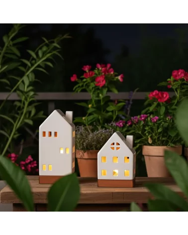 Set Weihnachten - Teelicht Haus, Stern, Baum - Dekoration in weiss/gold auf Terrasse im dunkeln