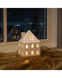 Lichthaus - Teelicht Haus - Dekoration Weihnachten - weiss-glänzend - 17.7 cm vor Fenster auf Sims im dunkeln