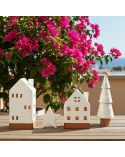 Lichthaus schmal - Teelicht Haus-Dekor - weiss-glänzend - Illustration mit Set im Sommer vor Blumen