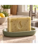Rosmarin Haarseife, Duschseife & All-in-One Naturseife - Schweizer Seife vegan in Küche neben Lavabo