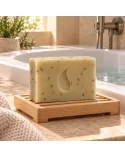 Rosmarin Haarseife, Duschseife & All-in-One Naturseife - Schweizer Seife vegan in Badezimmer neben Badewanne